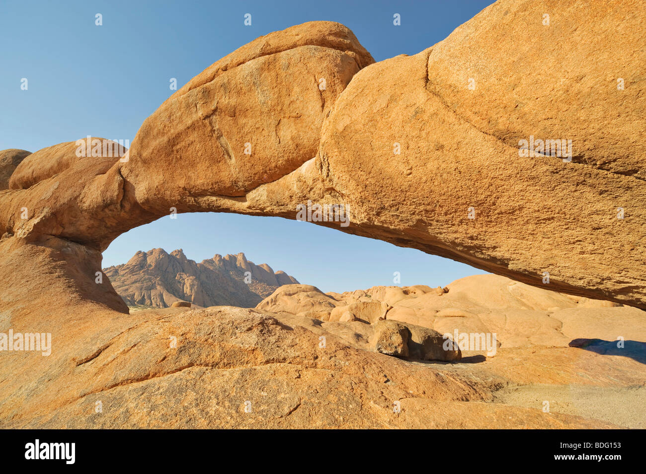 Arco di granito vicino al monte Spitzkoppe, Namibia, Africa Foto Stock