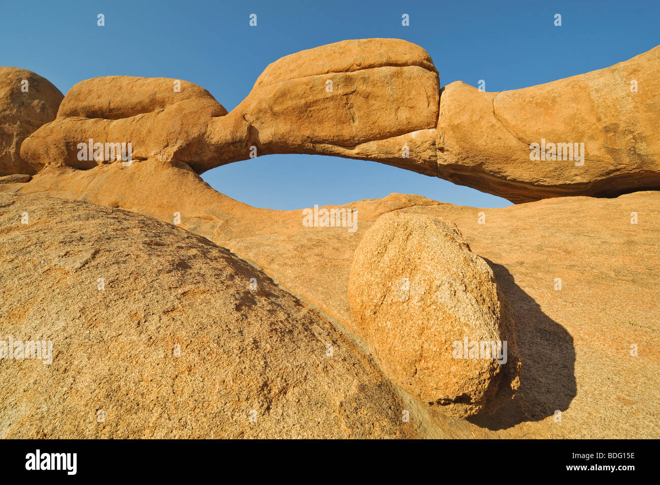 Arco di granito vicino al monte Spitzkoppe, Namibia, Africa Foto Stock