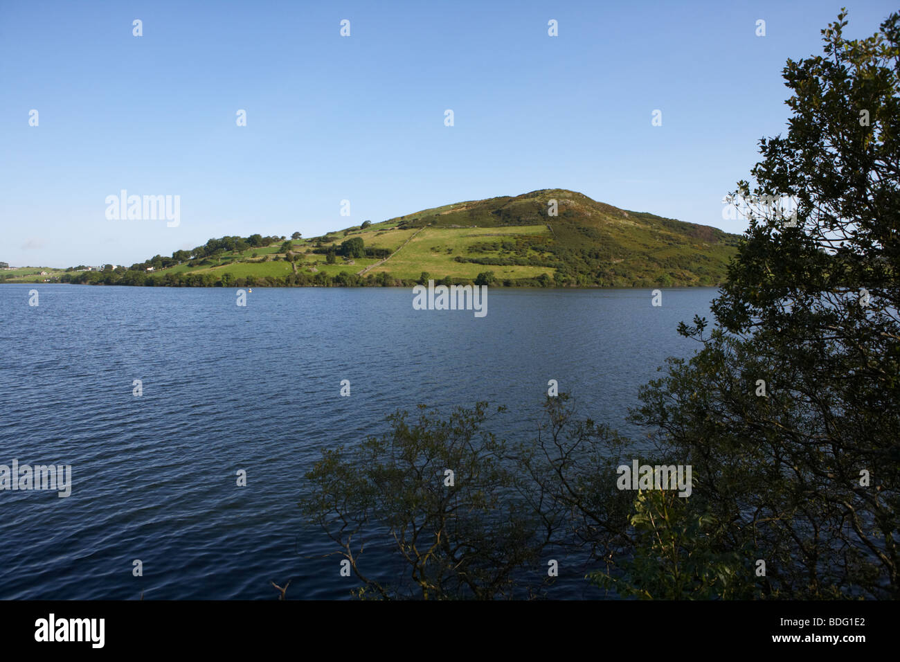 Lough Isola Reavy serbatoio con Slievenalargy in background la contea di Down Irlanda del Nord Regno Unito Foto Stock