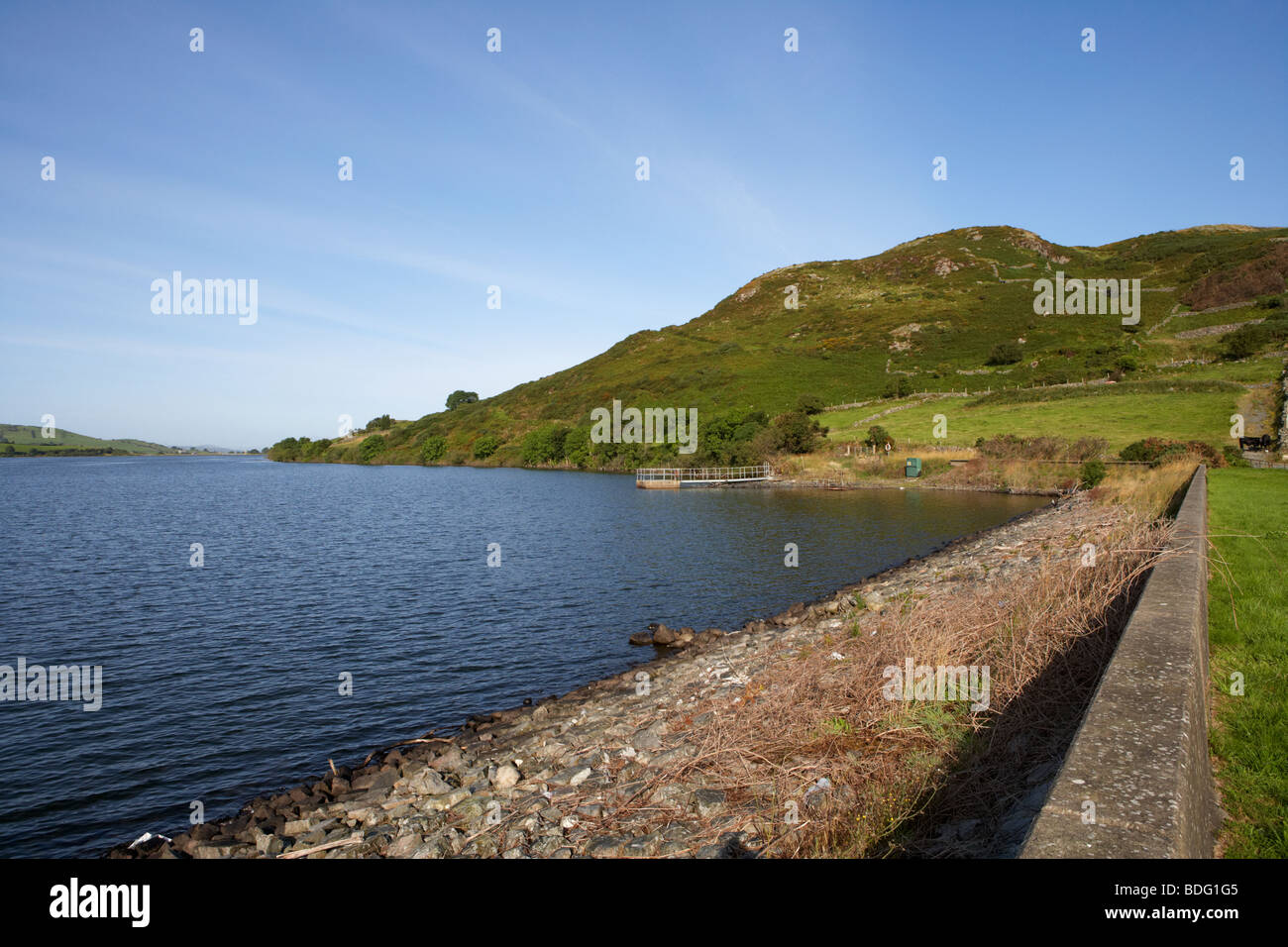 Lough Isola Reavy serbatoio con Slievenalargy in background la contea di Down Irlanda del Nord Regno Unito Foto Stock