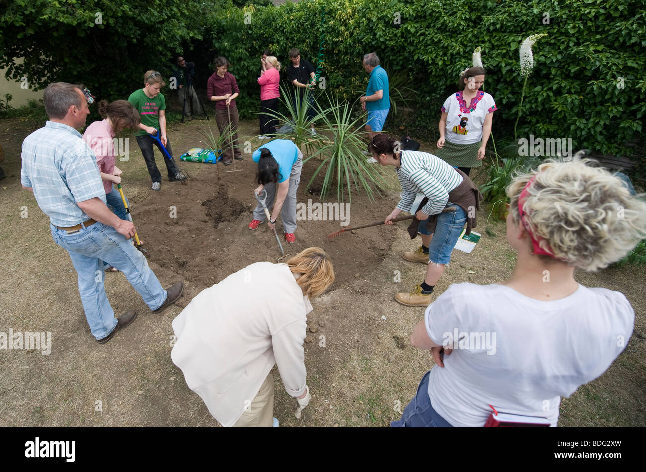 Un giardino di protesta contro la terza pista a Heathrow creato con scartato piante e fiori dal Chelsea Flower Show. Foto Stock