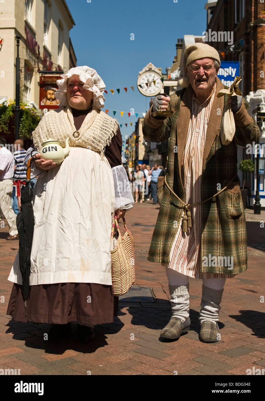 L uomo vestito come Ebenezer Scrooge e donna sfilano per le strade di  Rochester in occasione dell'annuale festival Dickens, Rochester, Englan  Foto stock - Alamy