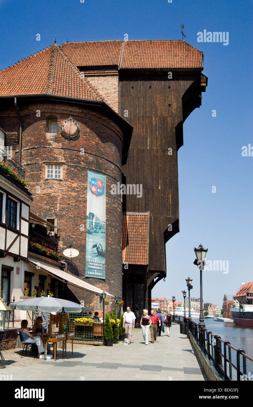 Gru di Danzica è stata costruita prima del 1366. Era stato bruciato dalle truppe sovietiche dopo aver conquistato la città nei primi mesi del 1945. Foto Stock