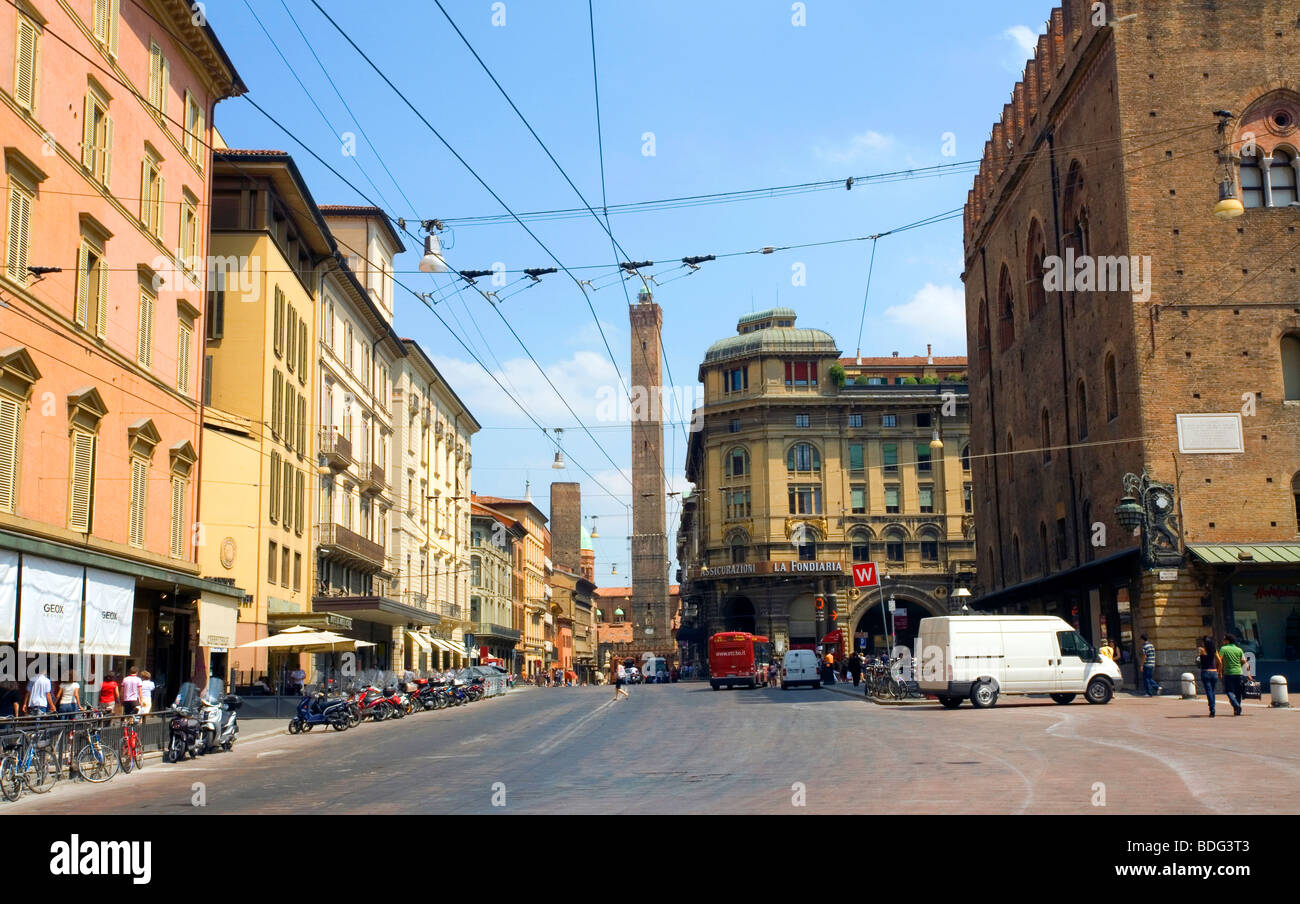 Vista di Via Rizzoli e le famose Due Torri di Bologna Italia Foto Stock