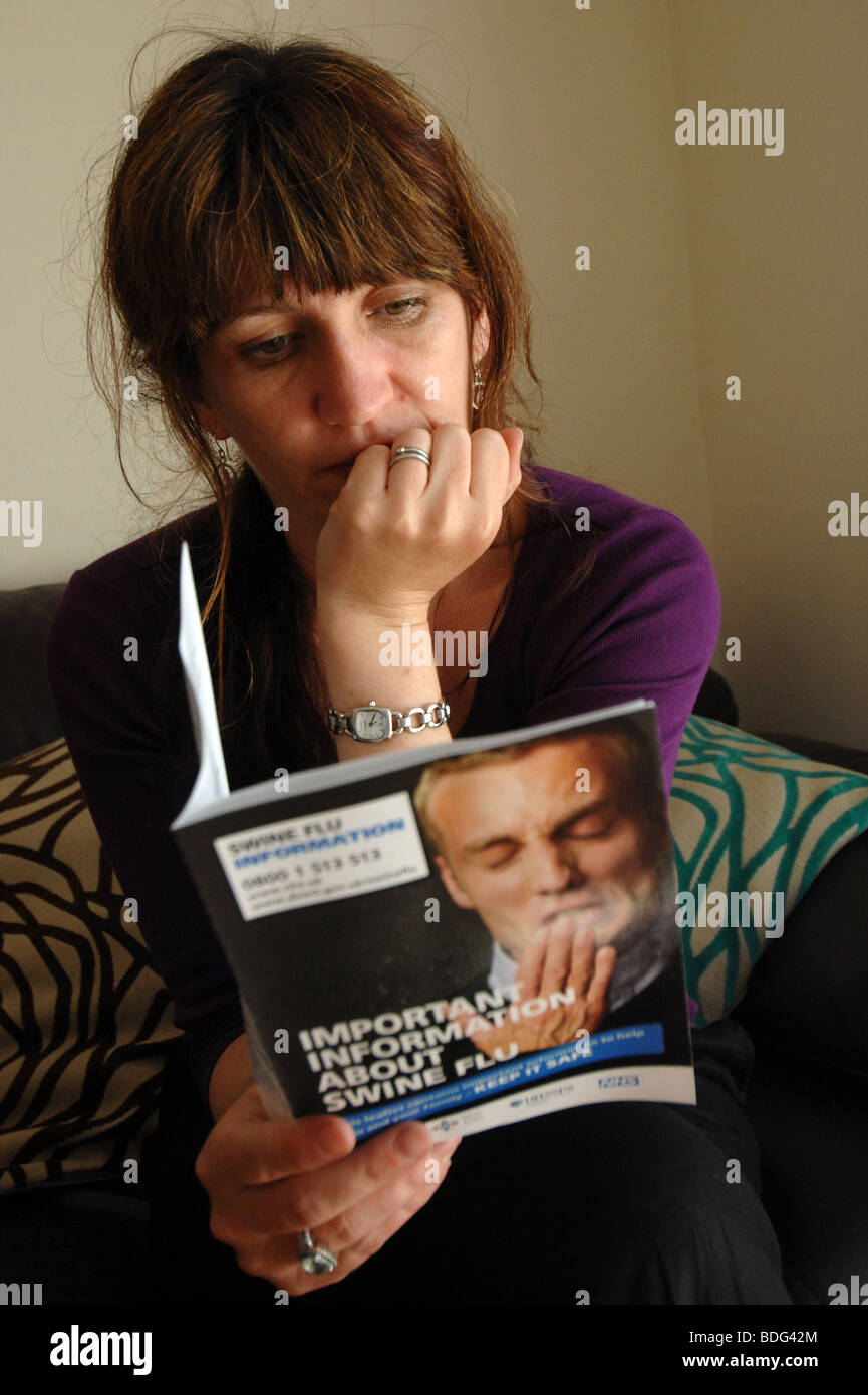 "Influenza suina foglietto' "influenza suina" La donna la lettura del "influenza suina" foglio illustrativo Foto Stock