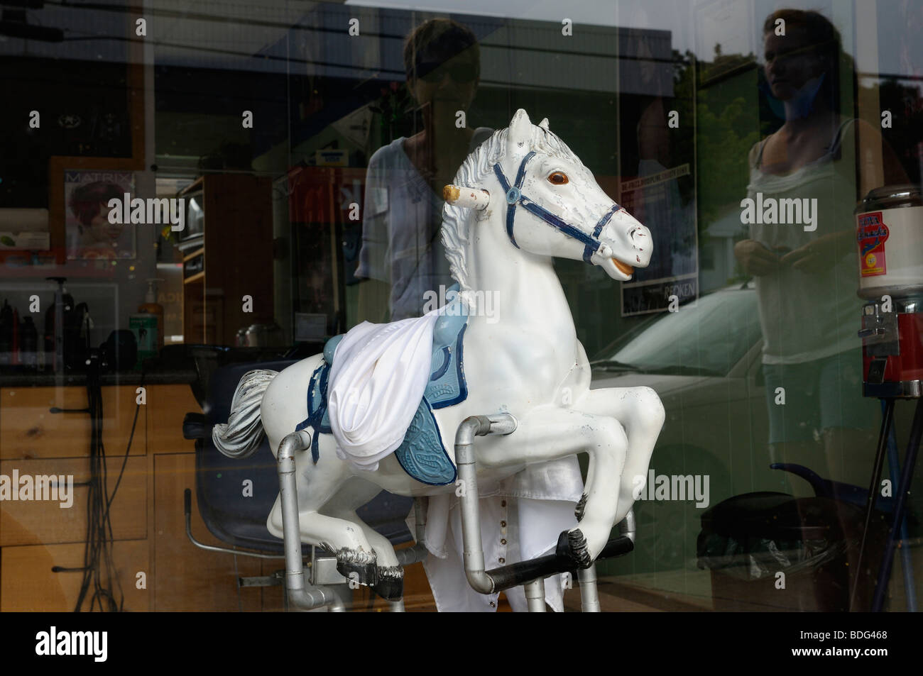 I turisti in cerca di una barberia storefront con un cavallo bianco in Digby Nova Scotia Foto Stock