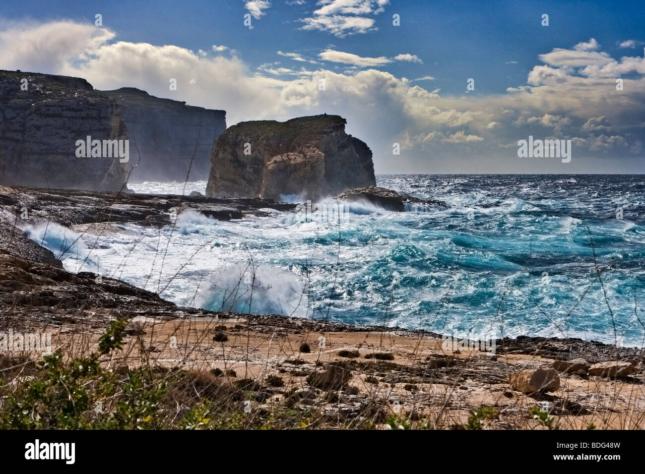 Mare mosso su una costa maltese Malta isola Europa Foto Stock