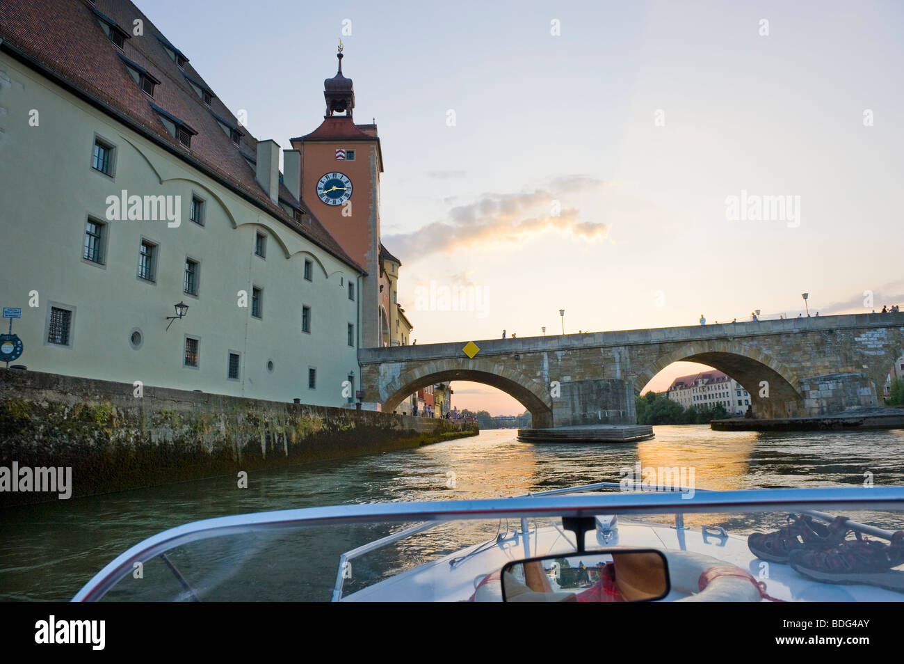 REGENSBURG waterview riverside a lato del fiume Danubio Salzstadel Brückturm al fiume Danubio vecchio Stonebridge in barca alla luce della sera sun Foto Stock