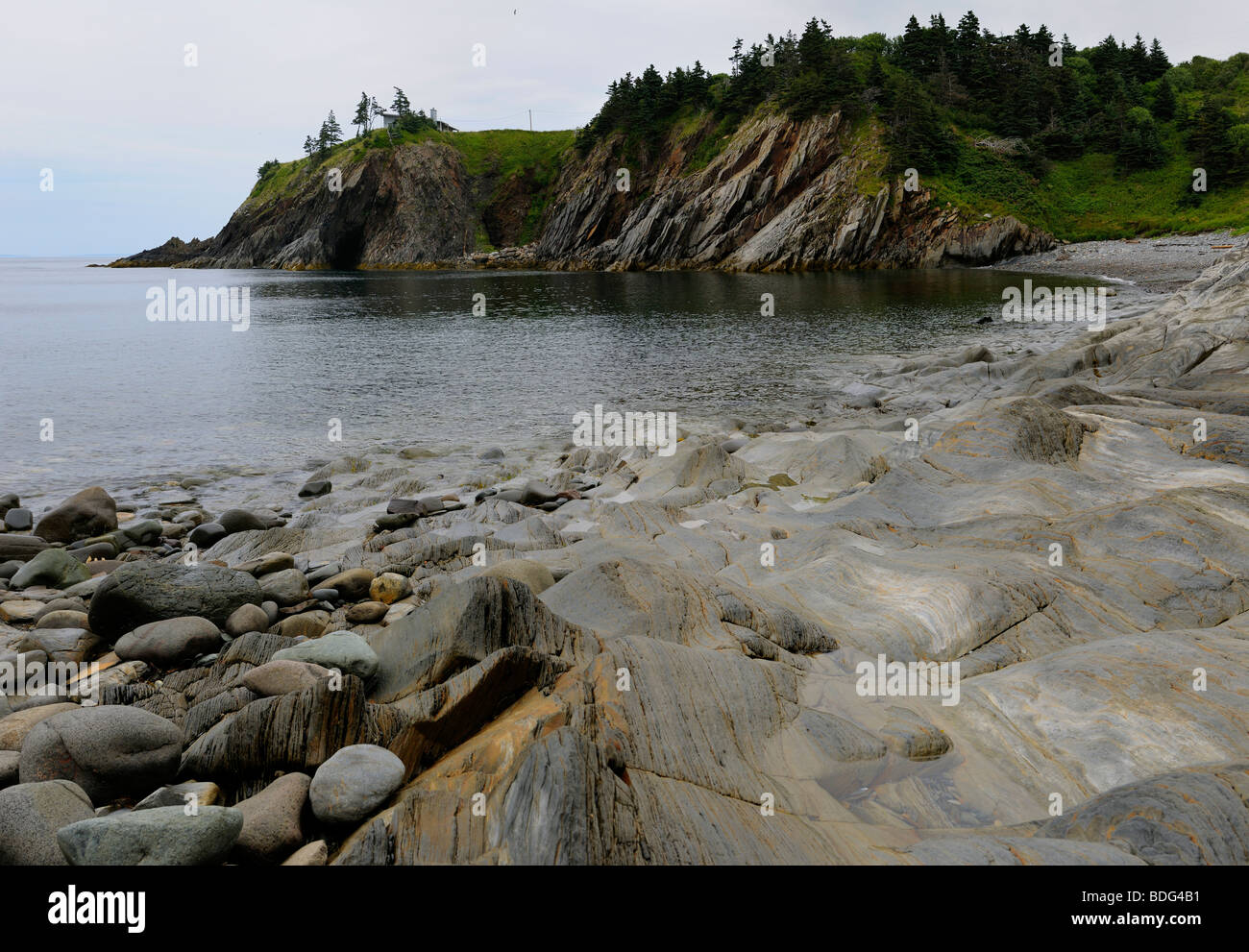 Shore a scogliere sul mare e la grotta dei contrabbandieri cove parco provinciale della Nova Scotia Foto Stock