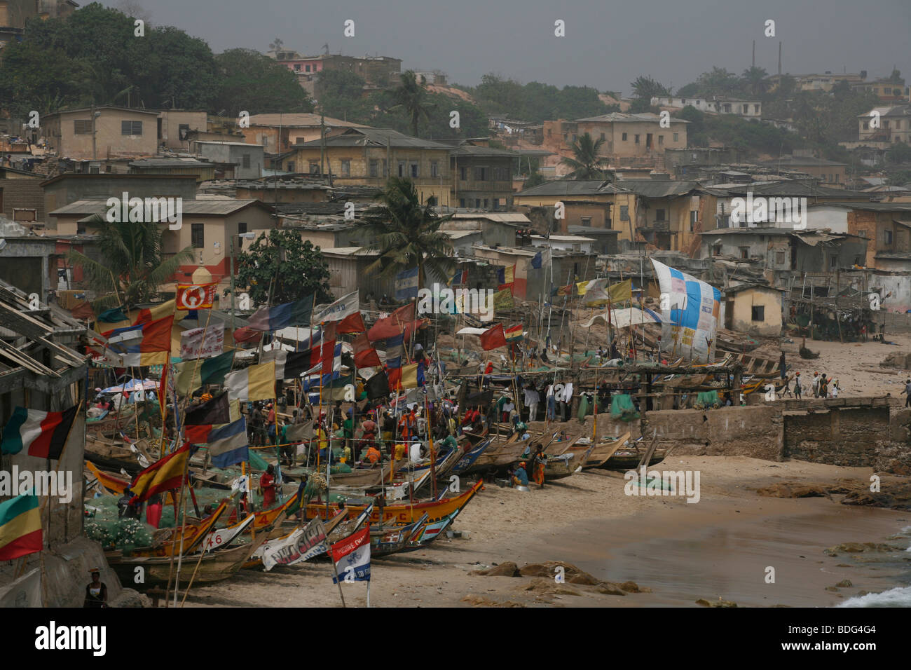 Occupata la pesca spiaggia appena al di sotto di Cape Coast castle. Cape Coast. Il Ghana. Africa occidentale. Foto Stock