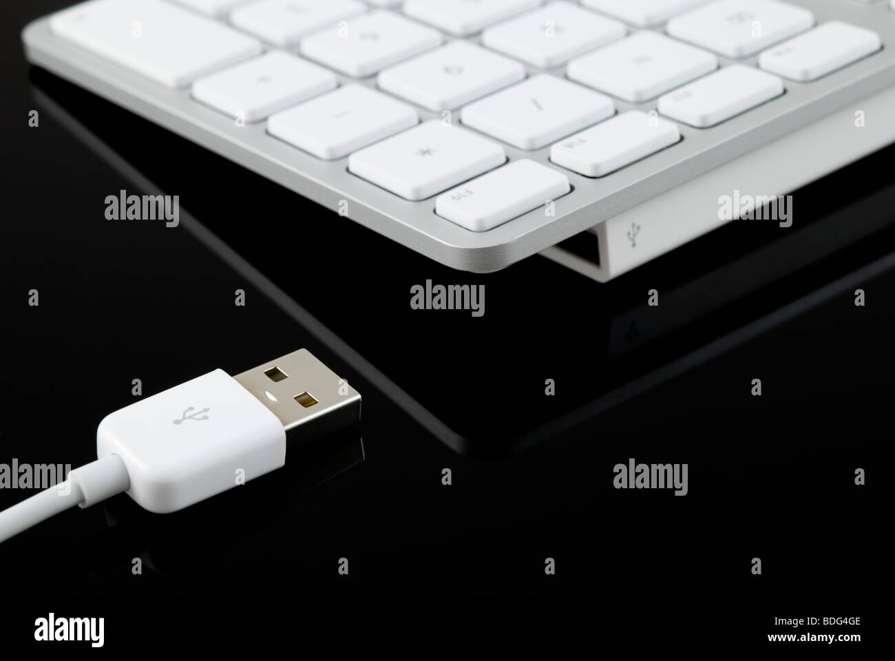 Moderno e bianco USB tastiera isolati su sfondo nero Foto Stock