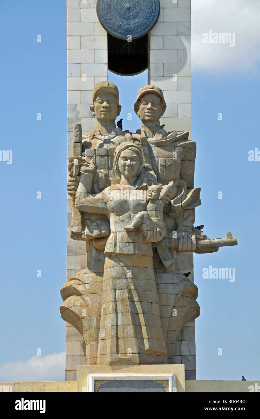 Il Khmer Donna con bambino affiancata da due vietnamiti soldati di liberazione, Cambodian-Vietnamese amicizia monumento, Phnom Penh, Camb Foto Stock