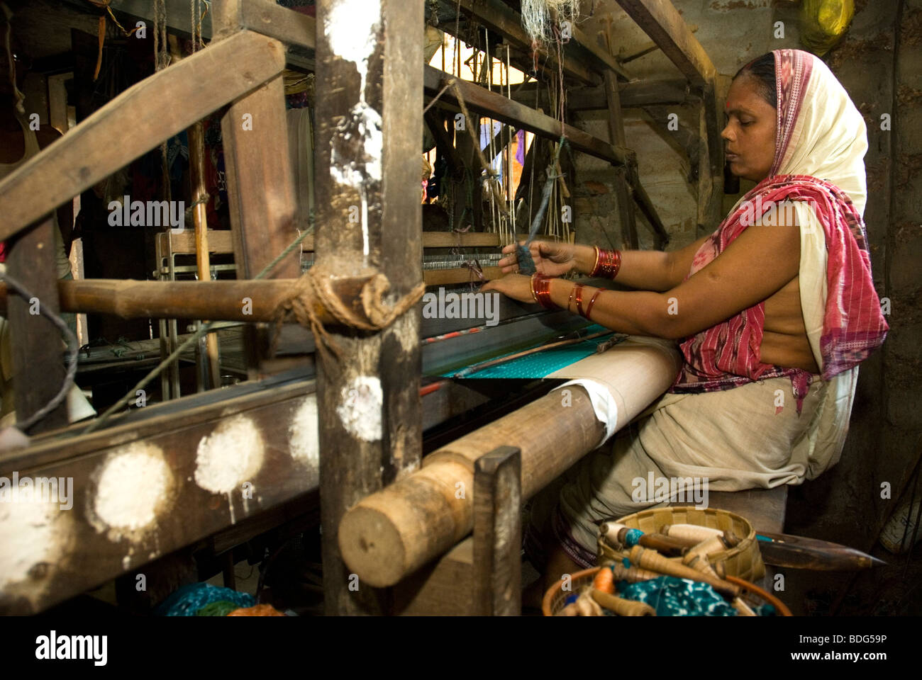 Donna che lavorano nel suo telaio (Mme. Jhuman Das), Gopalpur, Orissa, India. Foto Stock