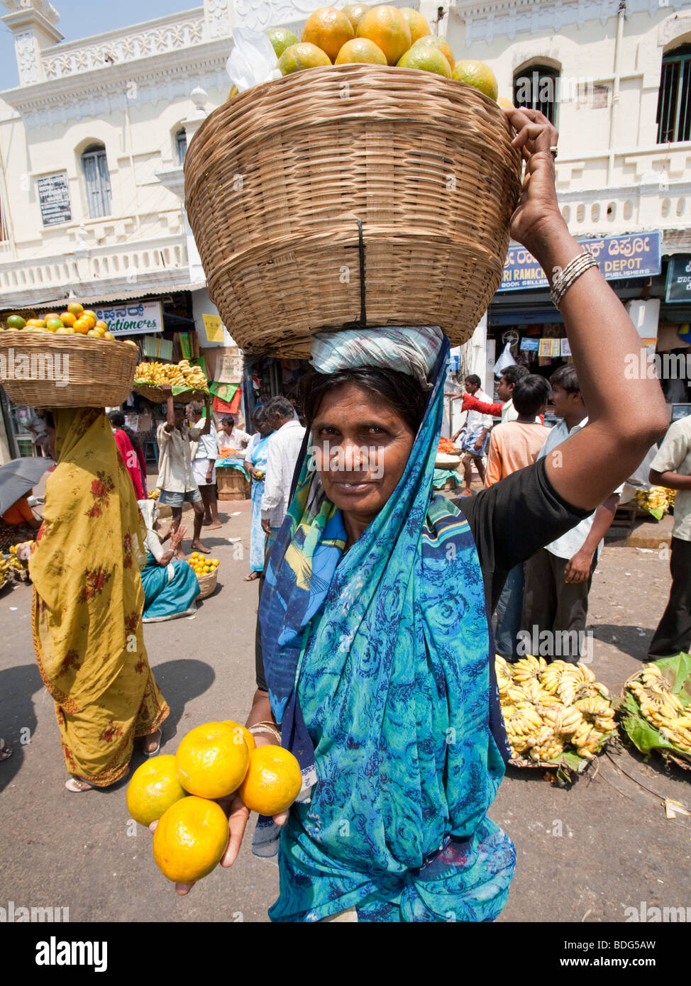 Donna vendita di arance al di fuori del mercato Devaraja Mysore lo stato di Karnataka India Foto Stock