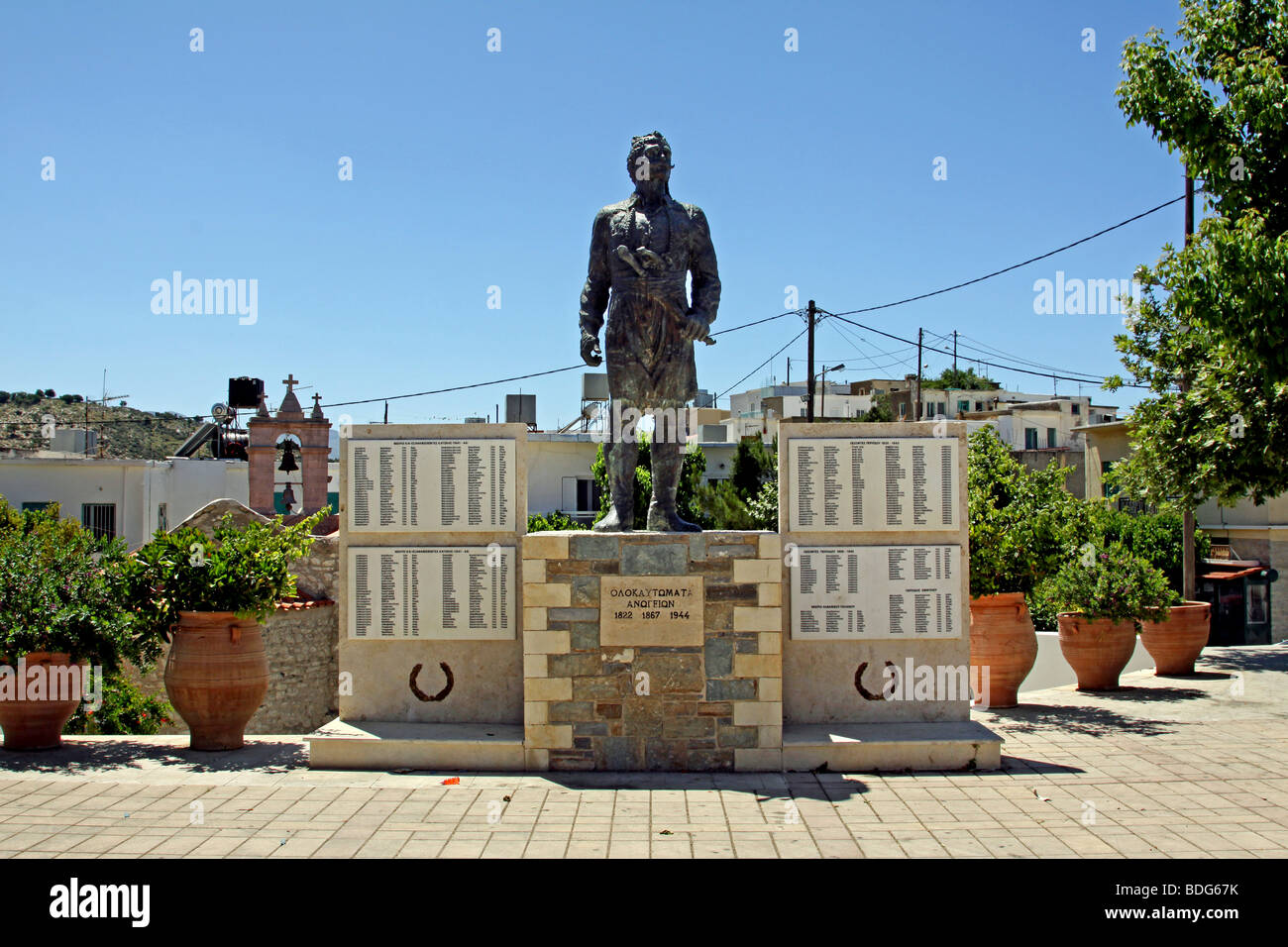 Monumento ai combattenti per la libertà e di morti della Seconda Guerra Mondiale nel centro di Anogia, Creta, Grecia, Europa Foto Stock