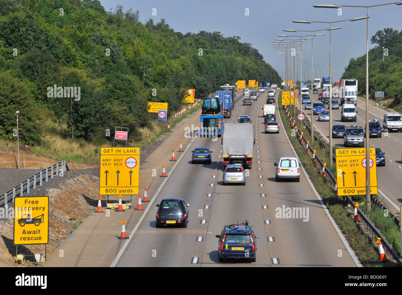 M25 Autostrada allargamento lane segni di commutazione su approccio per lavori stradali Foto Stock