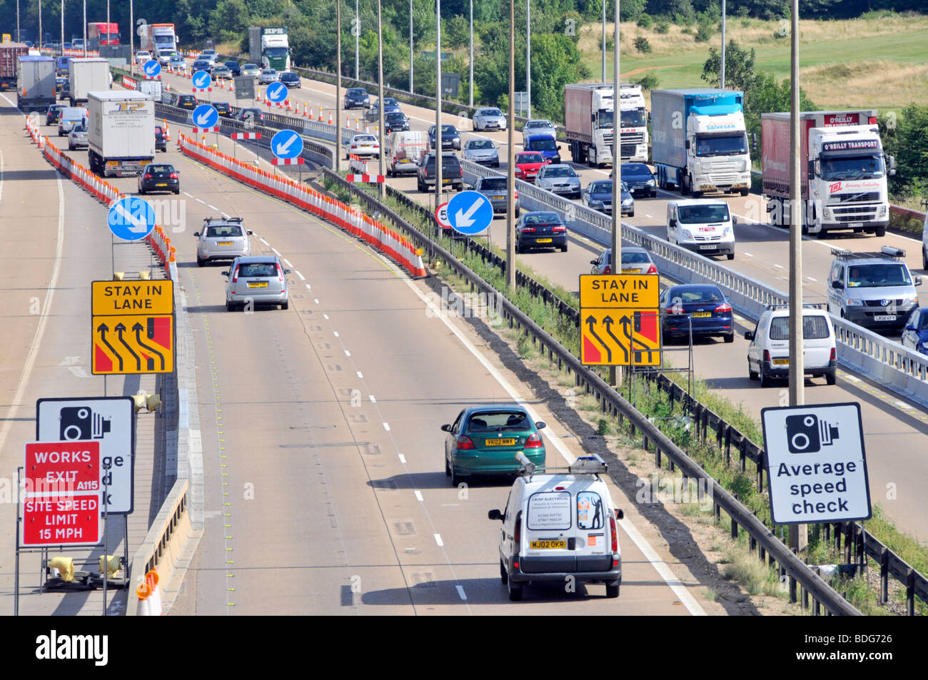 M25 Autostrada allargamento lane segni di commutazione al fine di lavori stradali e contra la sezione di flusso Foto Stock