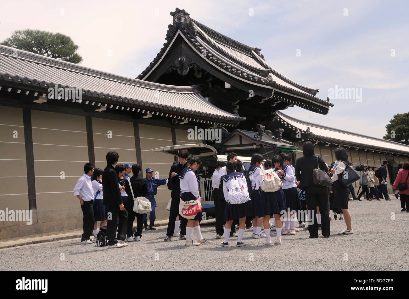 Gruppo di studenti presso il West Gate, il Palazzo Imperiale si apre le sue porte alla popolazione in modo che si può ammirare la trea artistica Foto Stock
