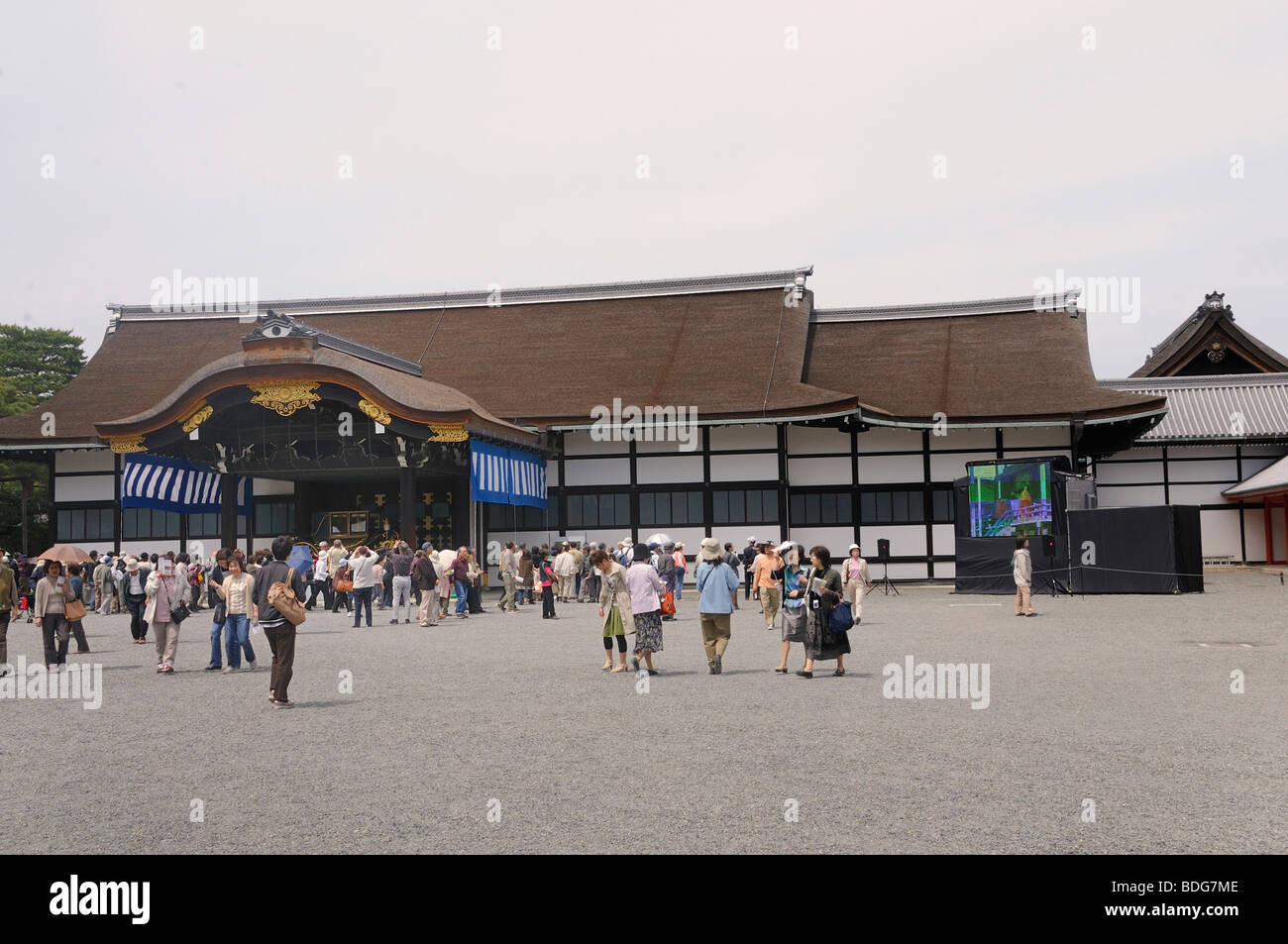 Shinmikurumayose, edificio con pulmann e rappresentazione video dell'imperatore di equitazione in un carrello, Imperial Palace, aperto a t Foto Stock
