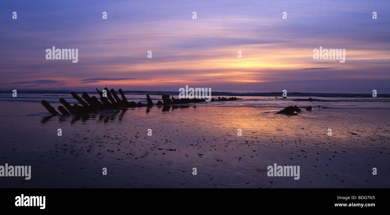 Naufragio su Cefn Sidan sabbie al tramonto vicino a Pembrey Carmarthen Bay Carmarthenshire West Wales UK Foto Stock