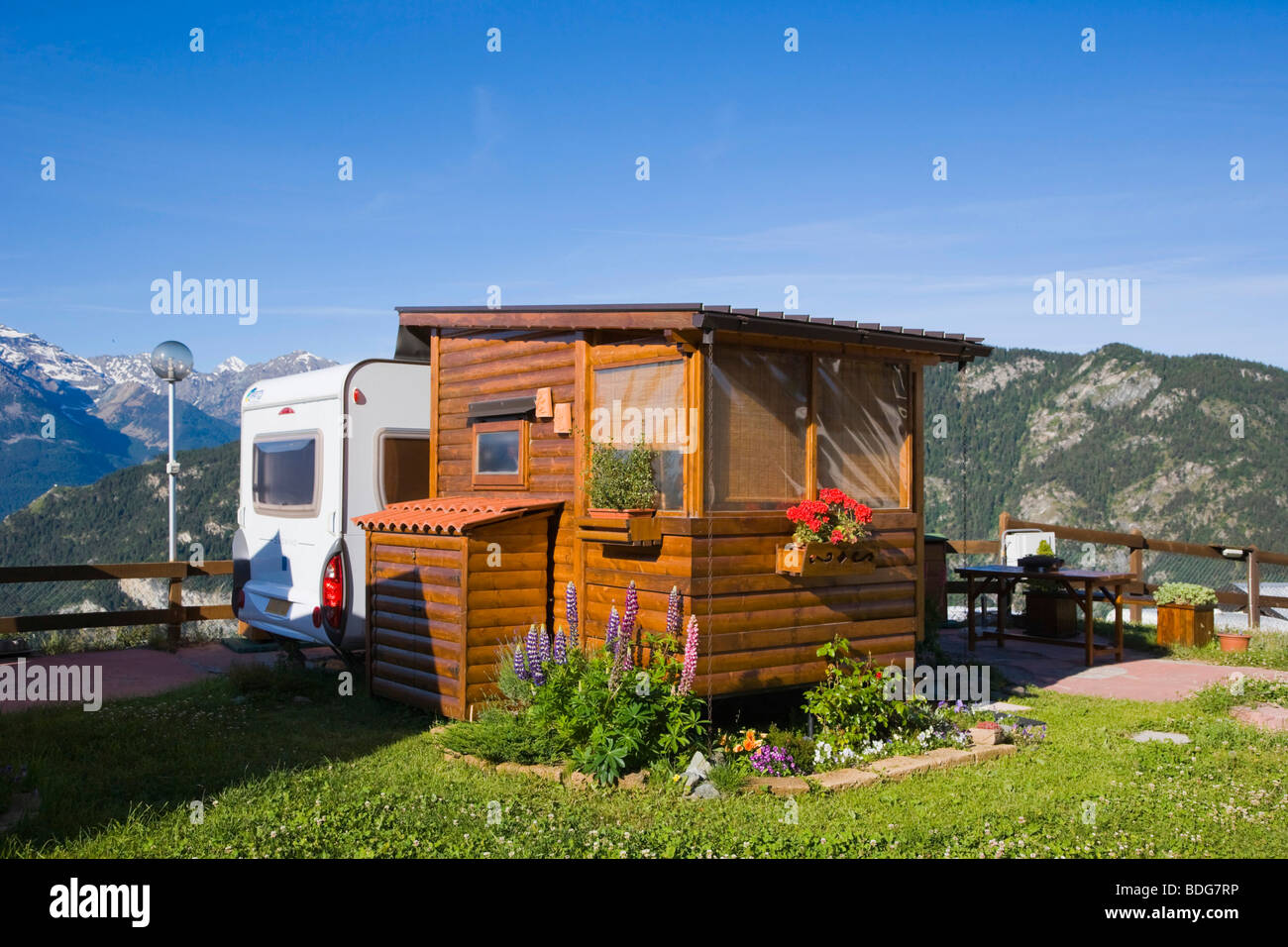 Caravan e bungalow a Dalai Lama Village Camping Club, Chatillon, Cervino  Valle, Valle d'Aosta, Valle d'Aosta, Alpi, Italia Foto stock - Alamy