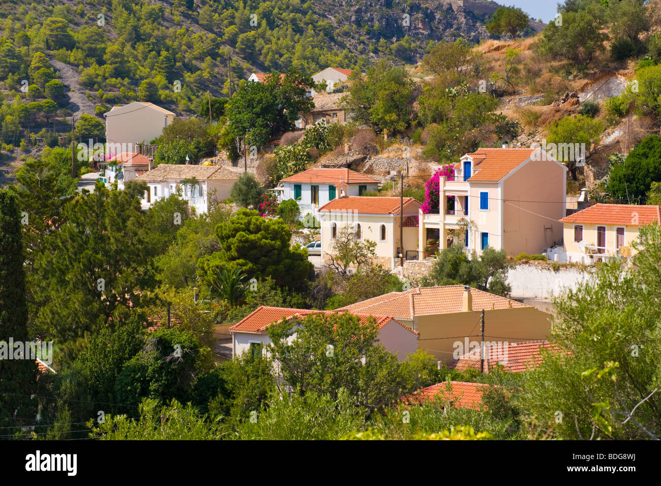 Vista sul pittoresco villaggio di Assos sul Mediterraneo greca isola di Cefalonia in Grecia GR Foto Stock