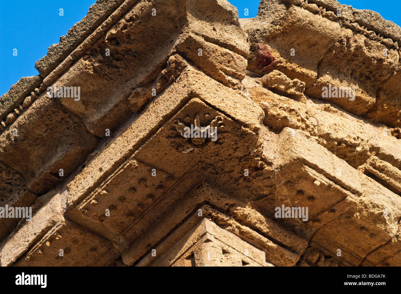 Dettaglio del cornicione sul cosiddetto tempio di Castore e Polluce nel Santuario della divinità Chthonic a Agrigento. Foto Stock