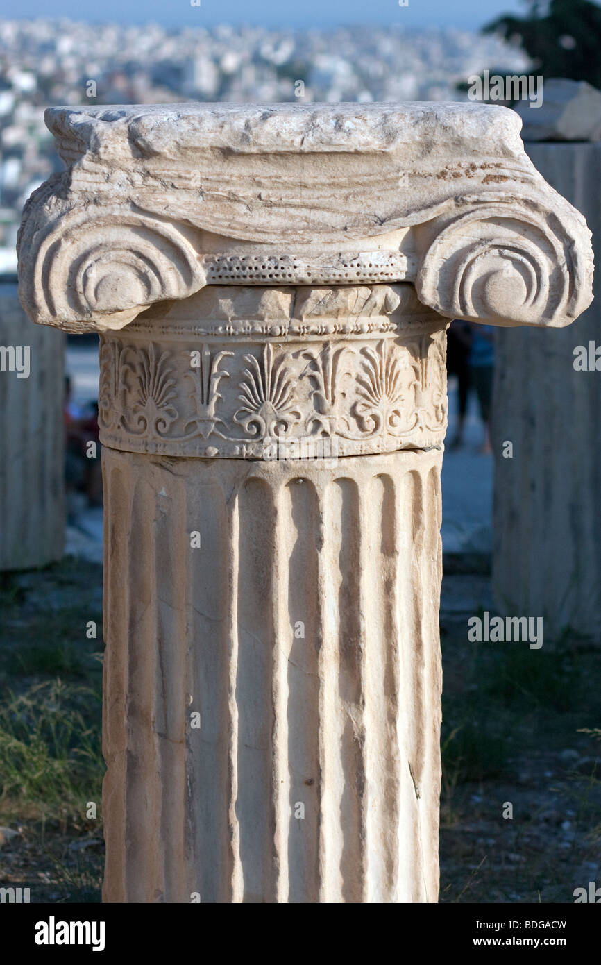 Un extant colonna ionica dal Tempio di Roma e Augusto, che una volta sorgeva sul lato est dell'ateniese akropolis. Foto Stock