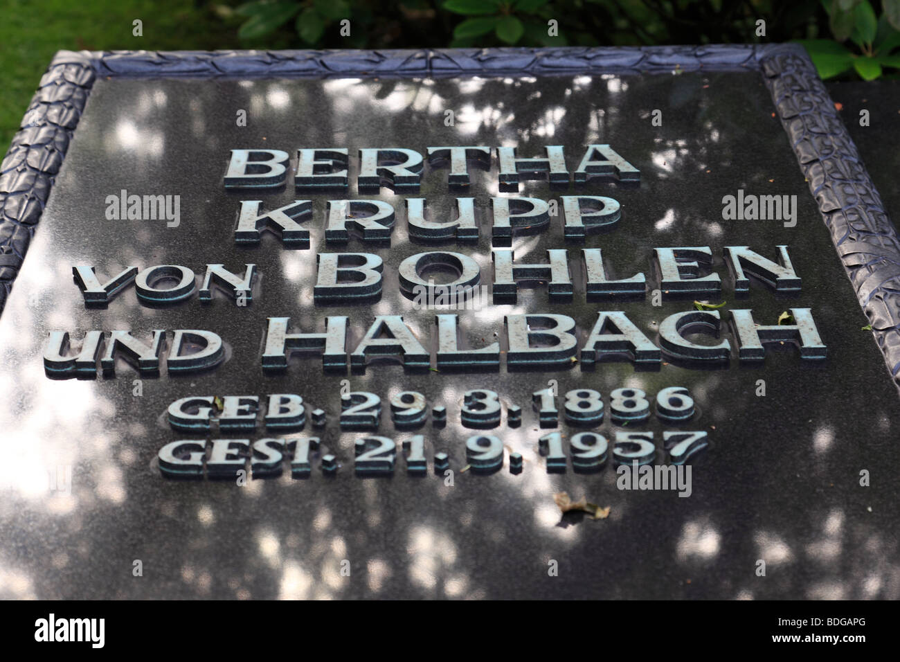 D-Essen, la zona della Ruhr, Renania settentrionale-Vestfalia, D-Essen-Bredeney, cimitero comunale Bredeney, Friedrich Alfred Krupp, Krupp Cimitero Cimitero di famiglia della Krupp famiglia, famiglia di industriali, tomba di Bertha Krupp von Bohlen und Halbach, percorso di industriale Foto Stock