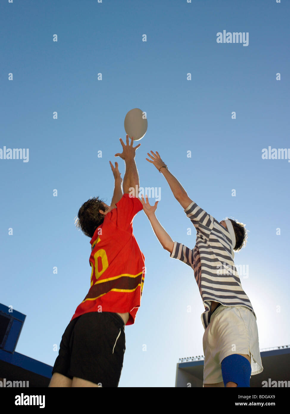 Giocatori di Rugby raggiungendo per la sfera Foto Stock