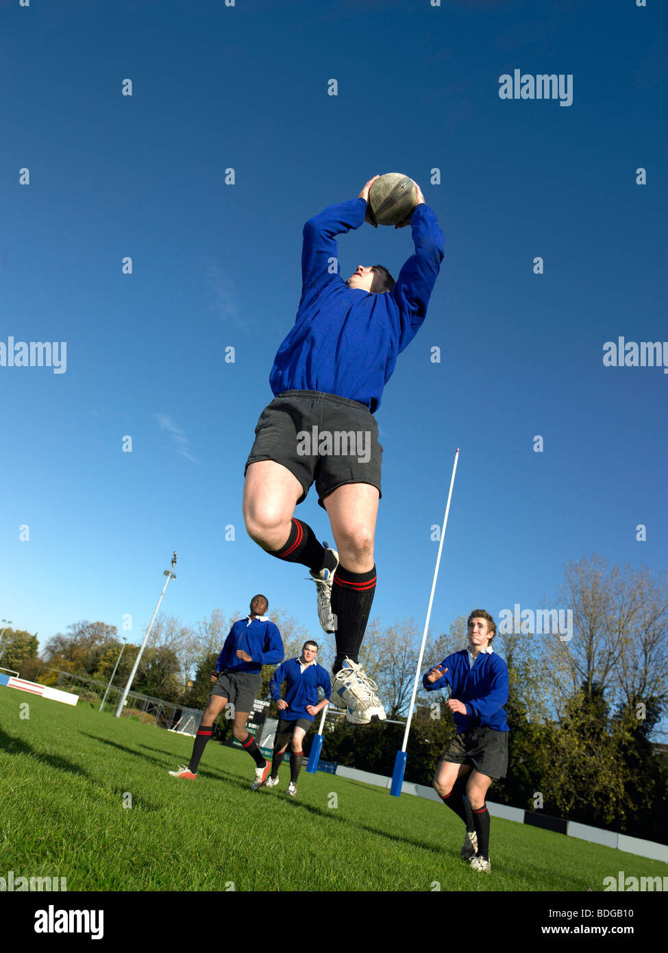 Giocatore di Rugby la cattura di sfera Foto Stock