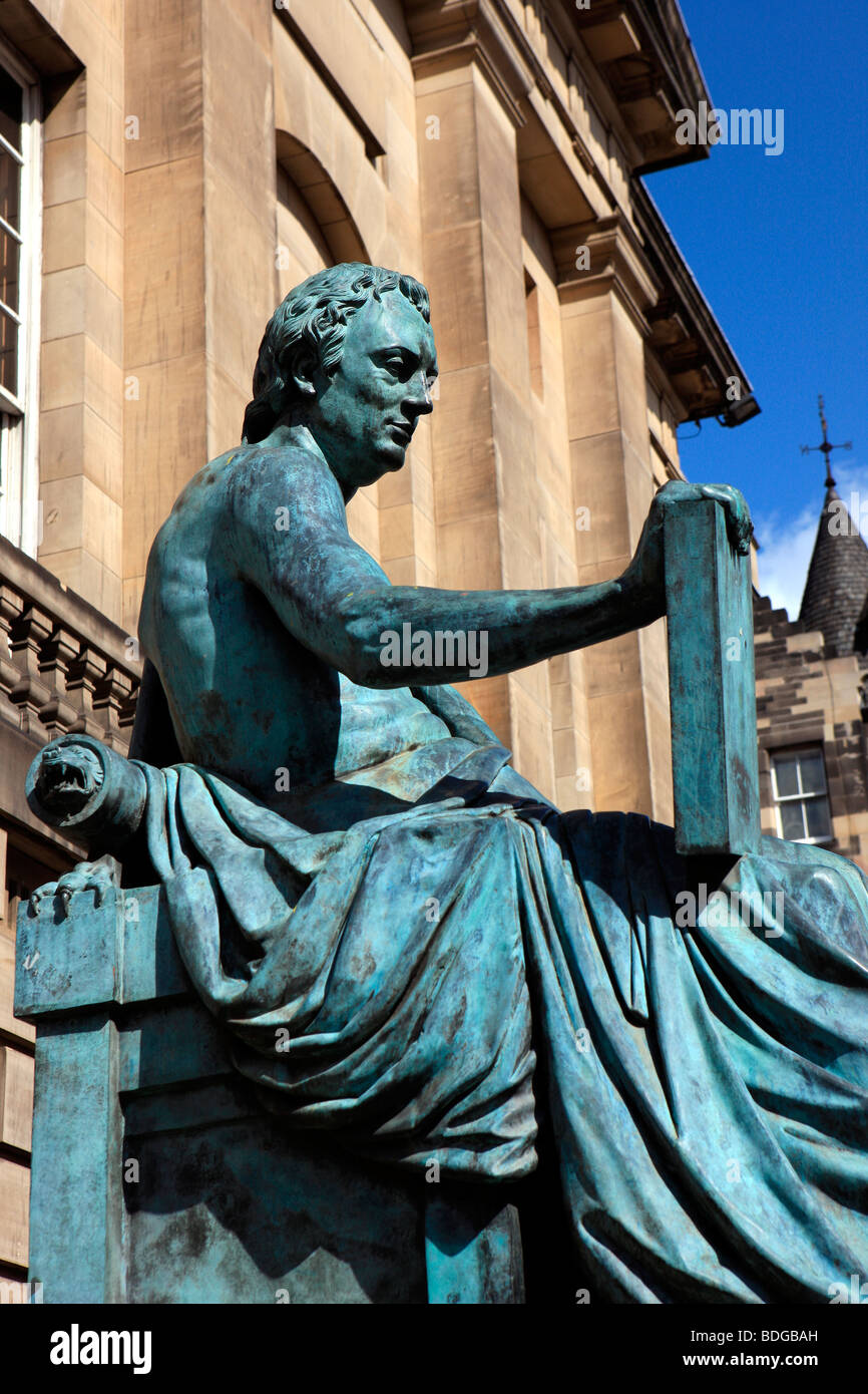 Statua in bronzo del filosofo David Hume nel Royal Mile di Edimburgo Foto Stock
