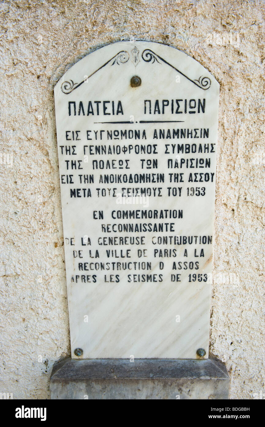 Lapide che ricorda il francese aiutare nella ricostruzione di Assos sull'isola greca di Cefalonia Grecia GR dopo 1953 terremoto Foto Stock
