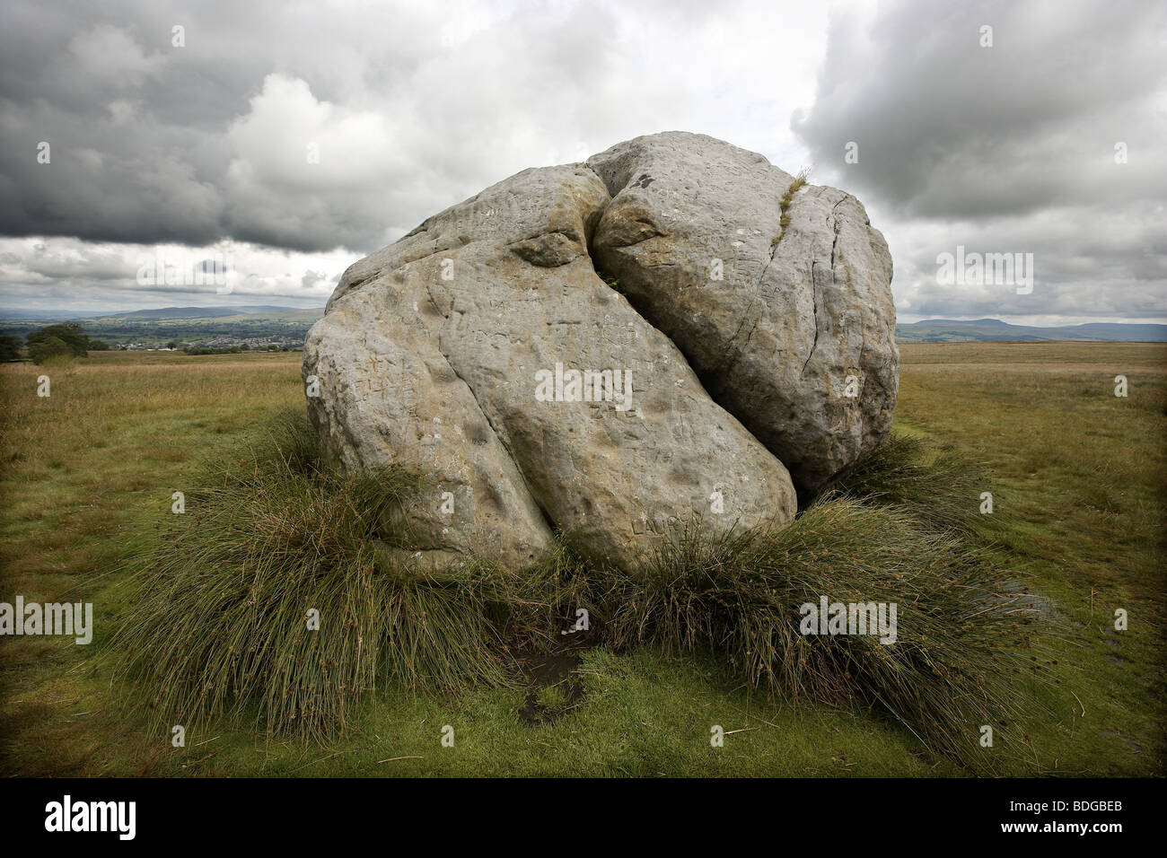 La grossa pietra, la grande pietra di Fourstones, coperte di antico e moderno graffitti, Tatham fells, Lancashire. Foto Stock