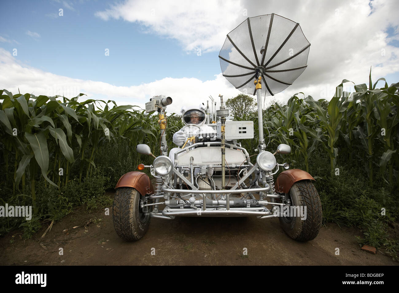 Replica Rover lunari buggy a York Maze costruito per il gruppo pop di Jamiroquai Runaway video con un astronauta in tuta spaziale. Foto Stock