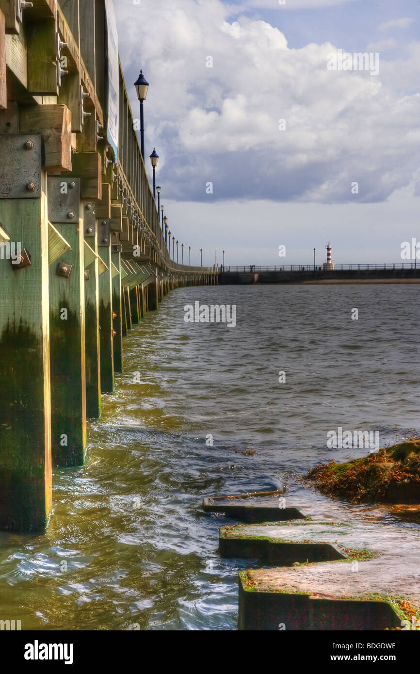 Immagine hdr di camminare pier sulla costa nord est dell' Inghilterra con una tempesta in arrivo dal mare Foto Stock