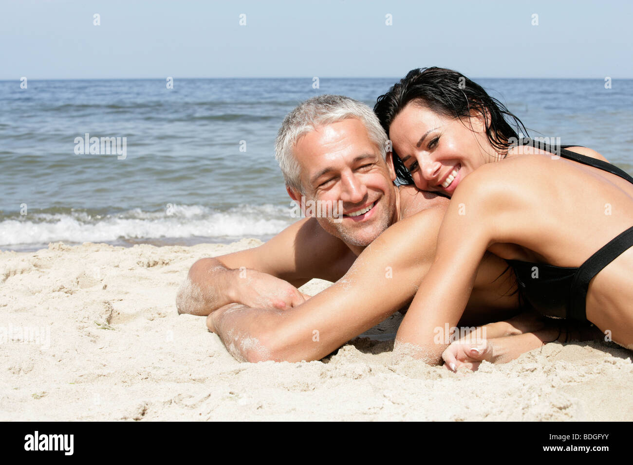 Attraente Coppia matura rilassante sulla spiaggia Foto Stock