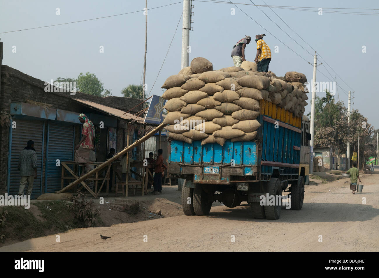 Un camion pieno di sacchi di cemento Bangladesh Foto Stock