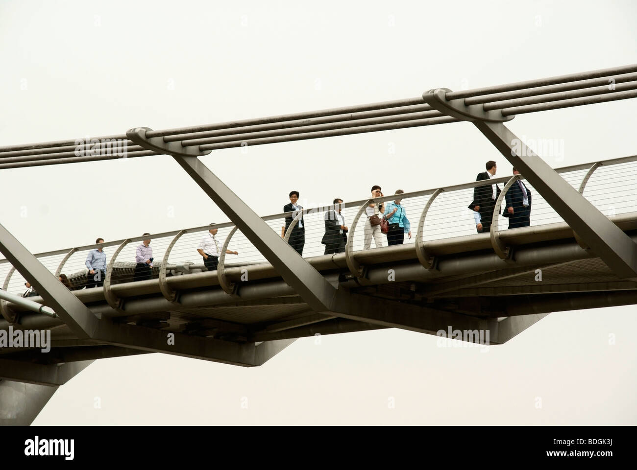 Pedoni cross London Millenium Bridge visto dal Tamigi foreshore in acque basse Foto Stock