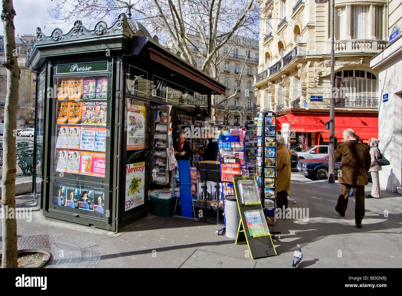 Quotidiani e riviste kiosk su una strada di Parigi Foto Stock