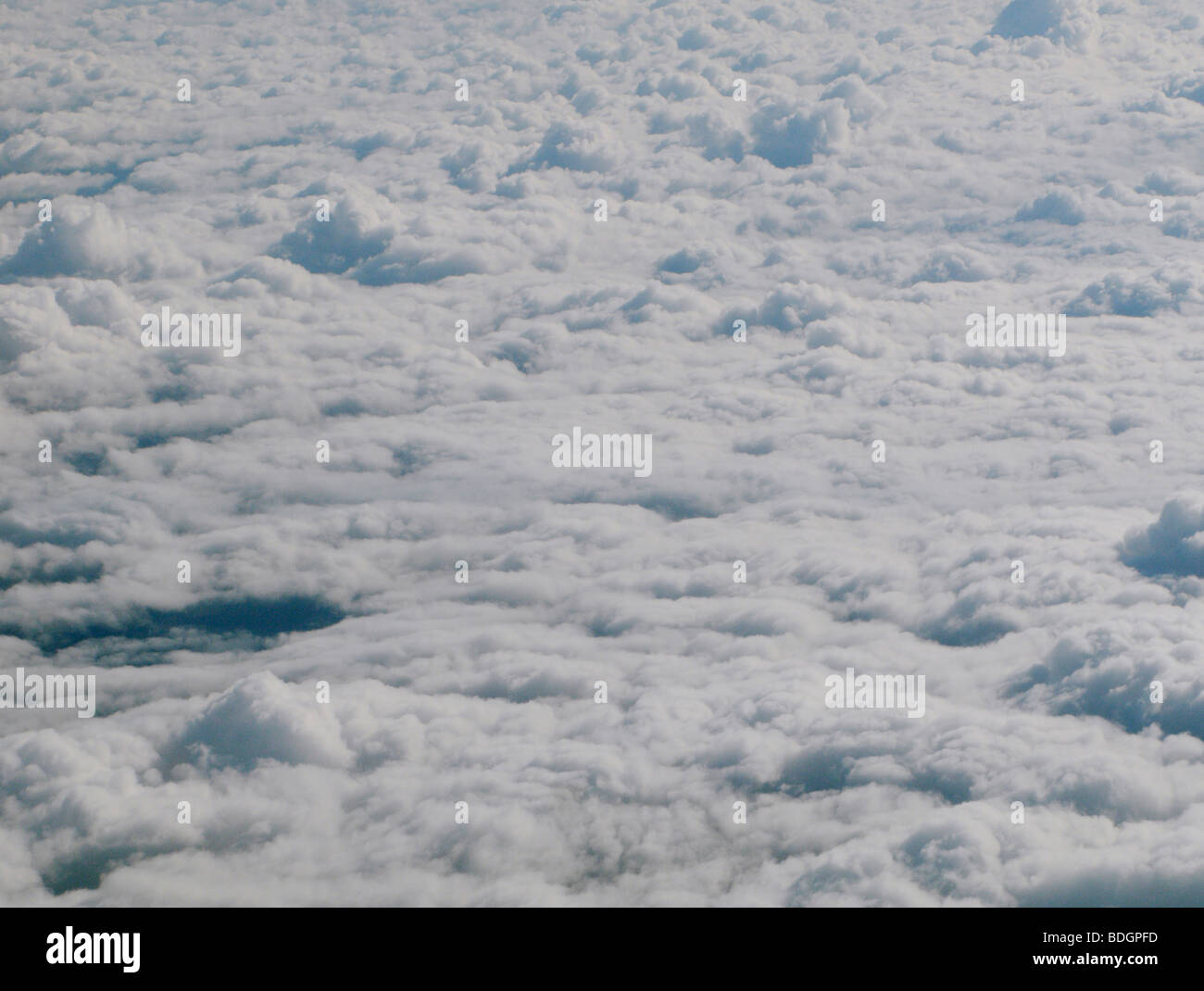 La mattina presto la luce solare che colpisce una coltre di nubi shot dal di sopra Foto Stock