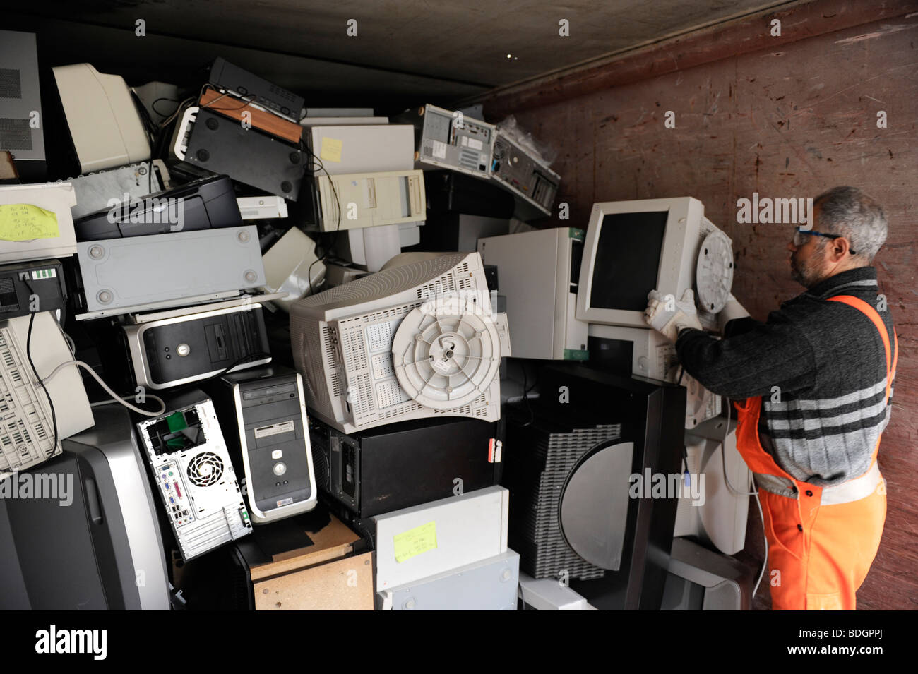 Germania Amburgo la raccolta e il riciclo dei rottami di elettronica al grande pubblico in occasione di riciclare il luogo di raccolta Foto Stock