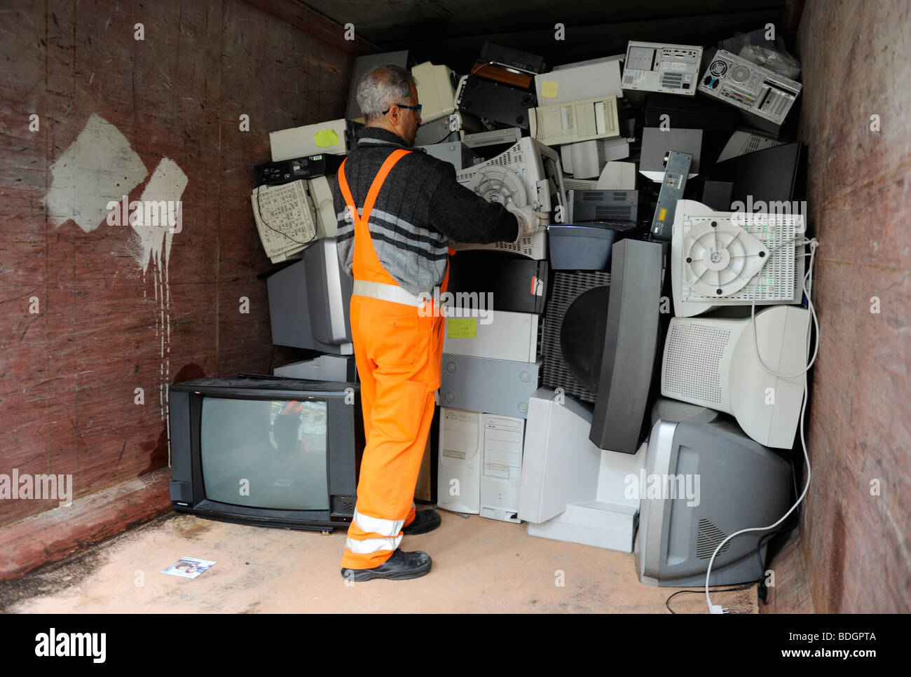 Germania Amburgo la raccolta e il riciclo dei rottami di elettronica al grande pubblico in occasione di riciclare il luogo di raccolta Foto Stock