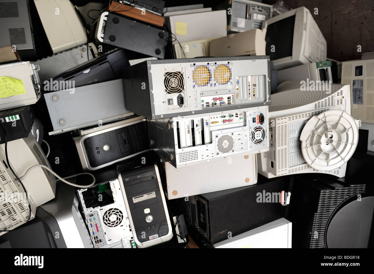 Germania Amburgo la raccolta e il riciclo dei rottami di elettronica al grande pubblico in occasione di riciclare il luogo di raccolta Foto Stock