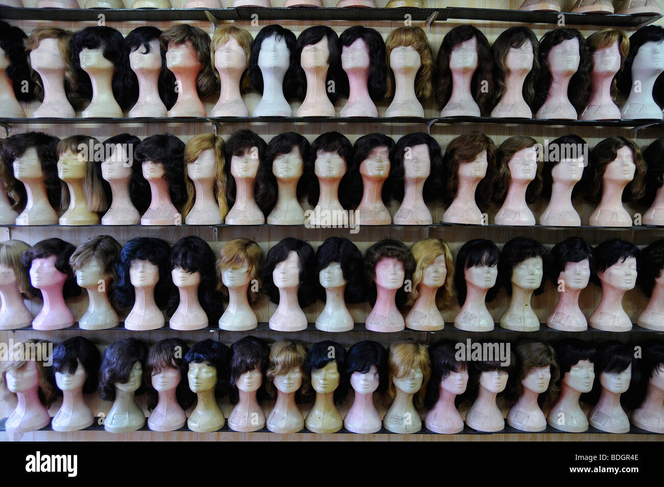 In Turchia è vietato indossare un velo presso università, pertanto alcuni studenti di sesso femminile indossare parrucche sulla parte superiore dei loro veli. Foto Stock