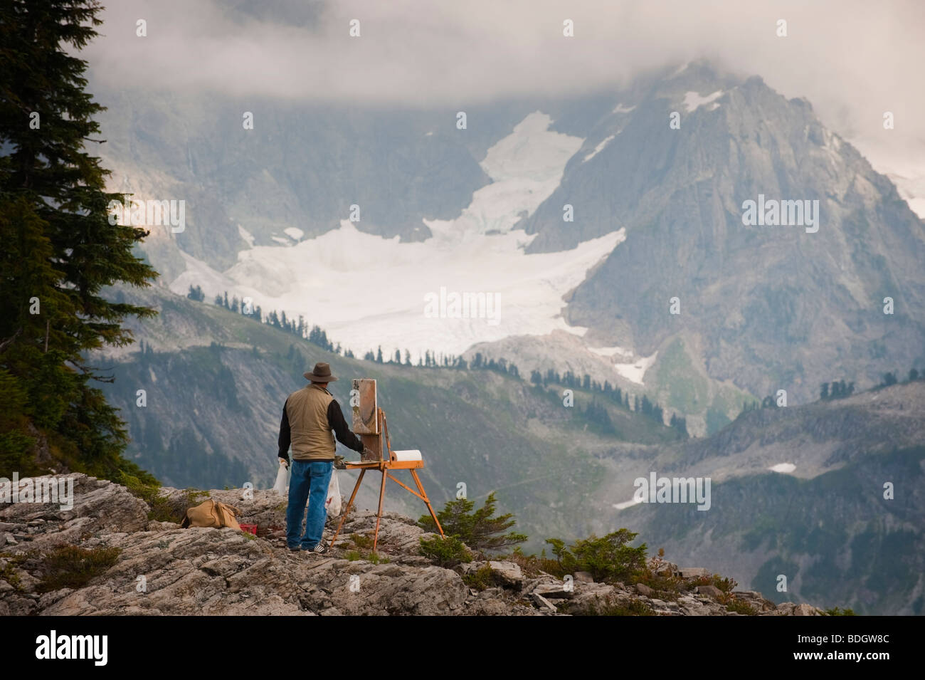 Un artista dipinge la vista di Mt. Shuksan e il ghiacciaio al termine del Mt. Baker autostrada nel nord-ovest dello Stato di Washington. Foto Stock