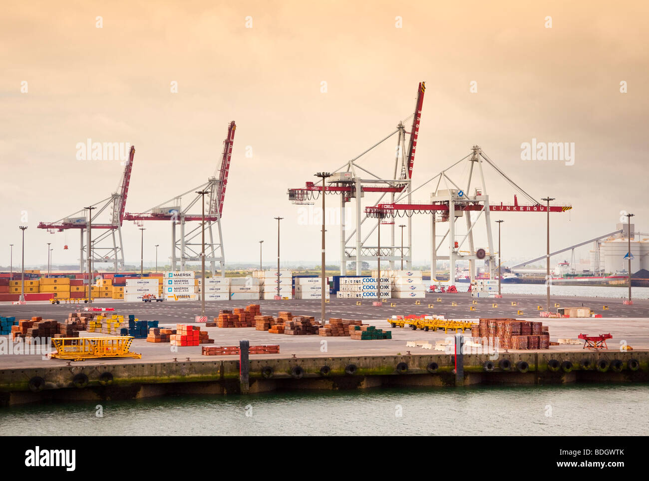 Gru sul porto industriale di Dunkerque, Francia, Europa Foto Stock