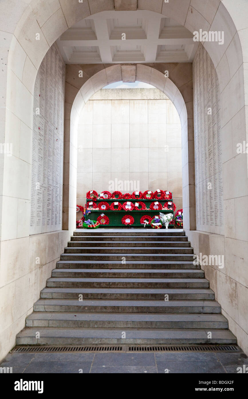 Ghirlande di papaveri a sinistra al Menin Gate WW1 memorial a Ypres Belgio Europa Foto Stock