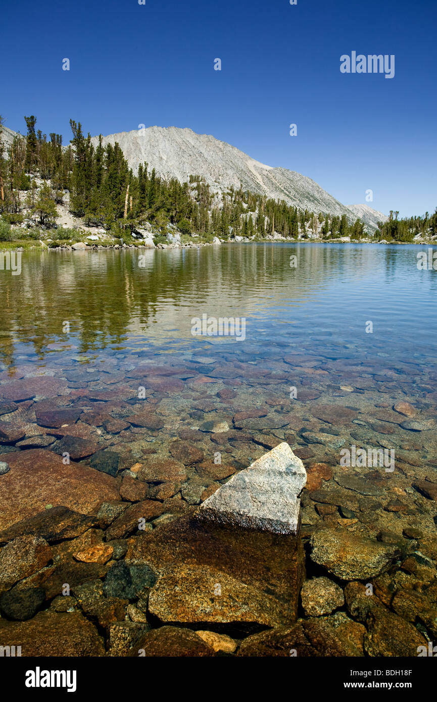 Incontaminato lago di montagna Foto Stock
