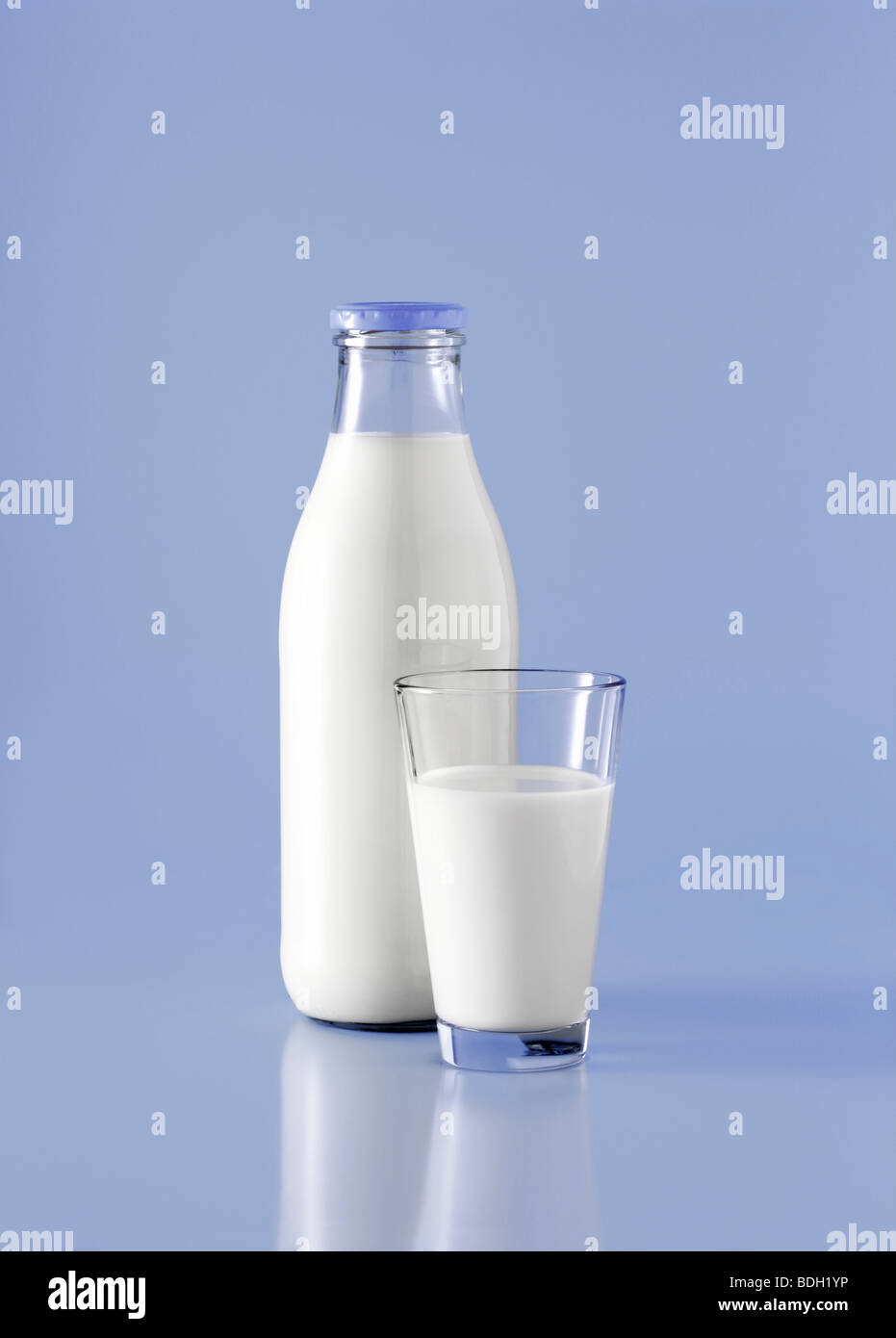 Una bottiglia di latte Foto Stock